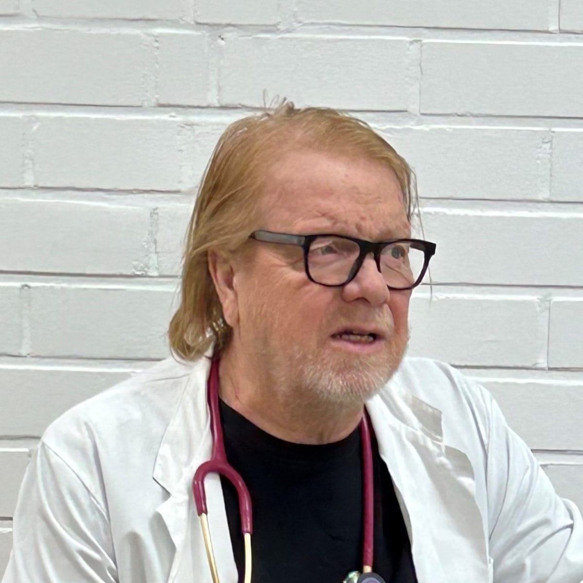 ”Ropit ja kepit ja vysioterapiat” ojennukseen