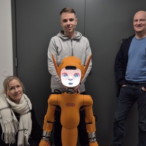 Yhteiskuvassa Mirokai™ & kumppanit (kuva Terhi Holappa)