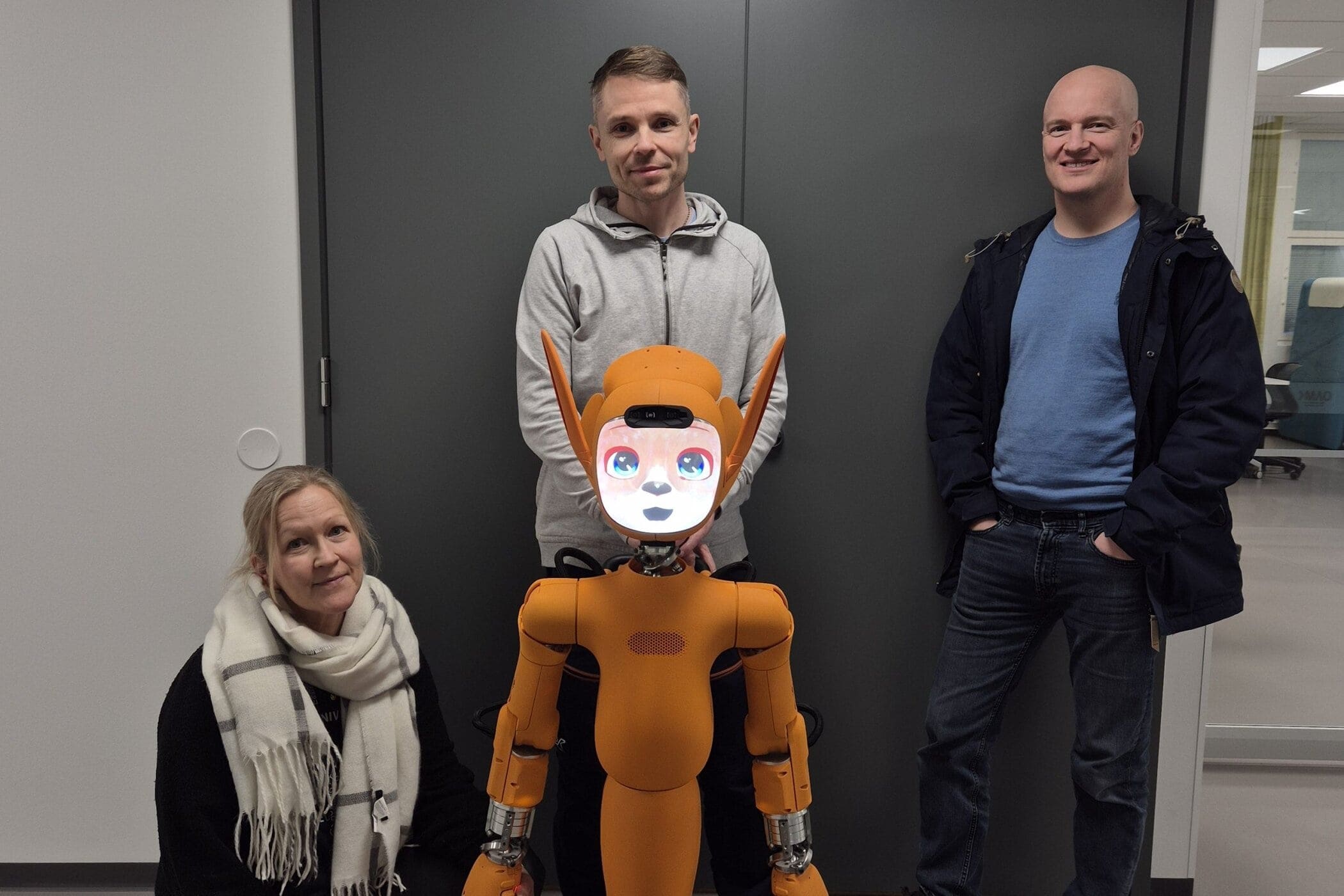 Yhteiskuvassa Mirokai™ & kumppanit (kuva Terhi Holappa)